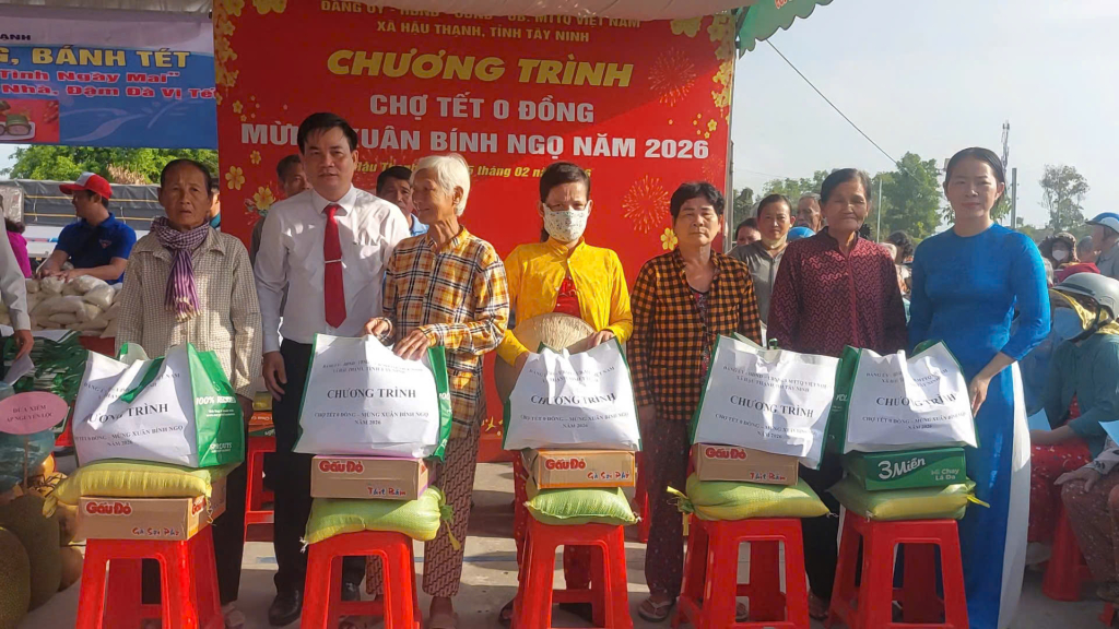 Những phần quà thiết thực trao tận tay hộ nghèo, hộ khó khăn 