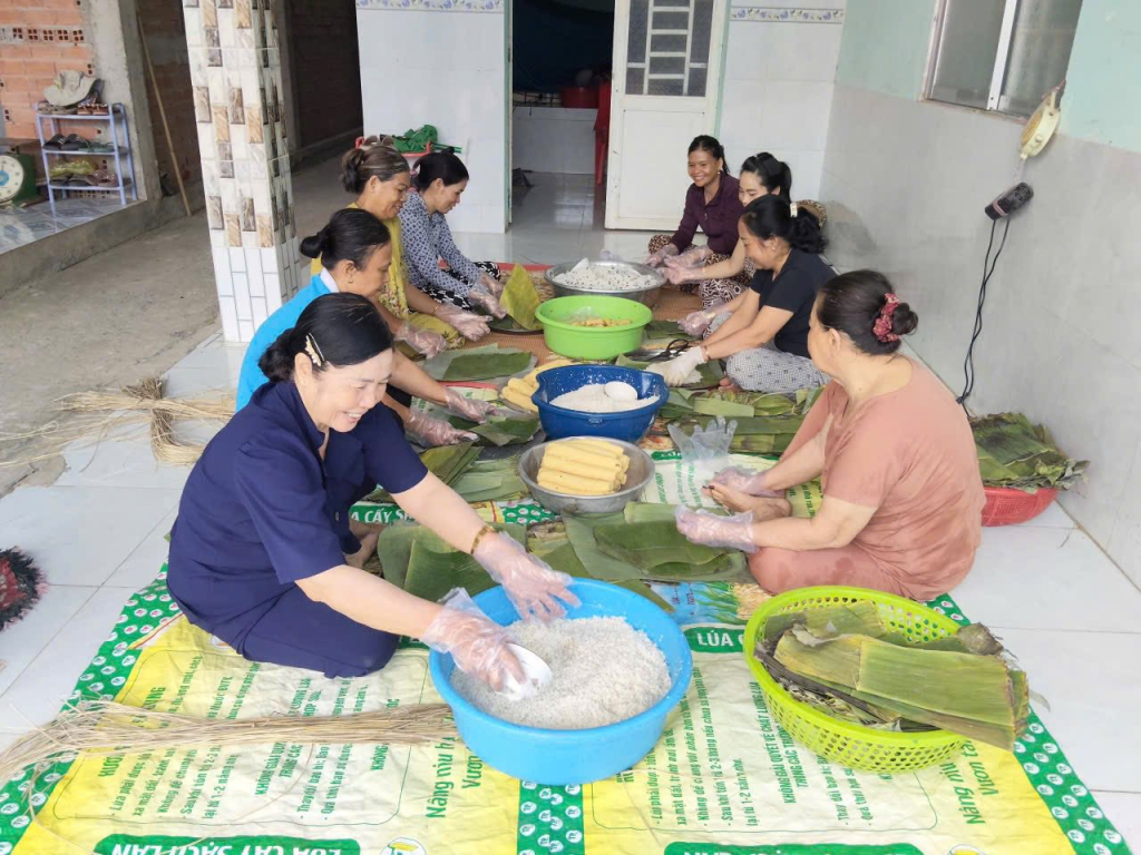 Các đội hào hứng gói bánh tét 