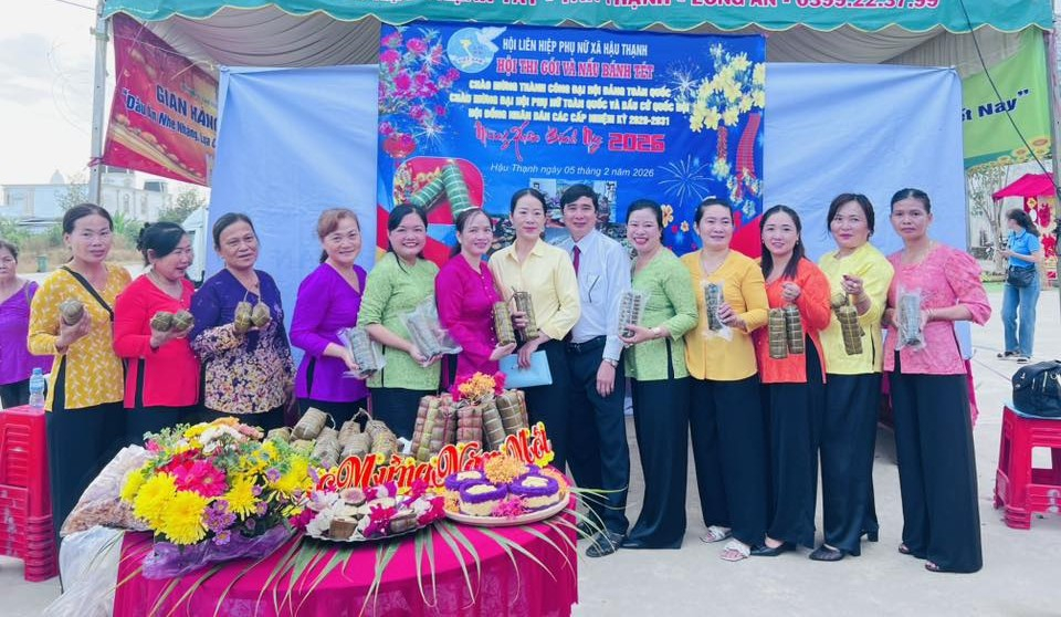 Những đòn bánh tét nghĩa tình trao tặng hội viên phụ nữ khó khăn