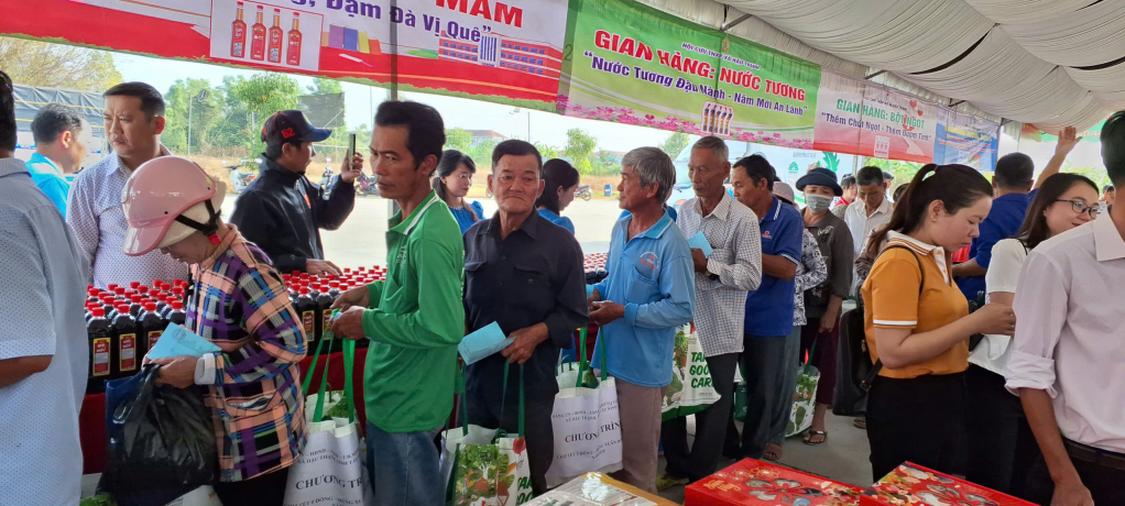 Người dân xếp hàng nhận quà 