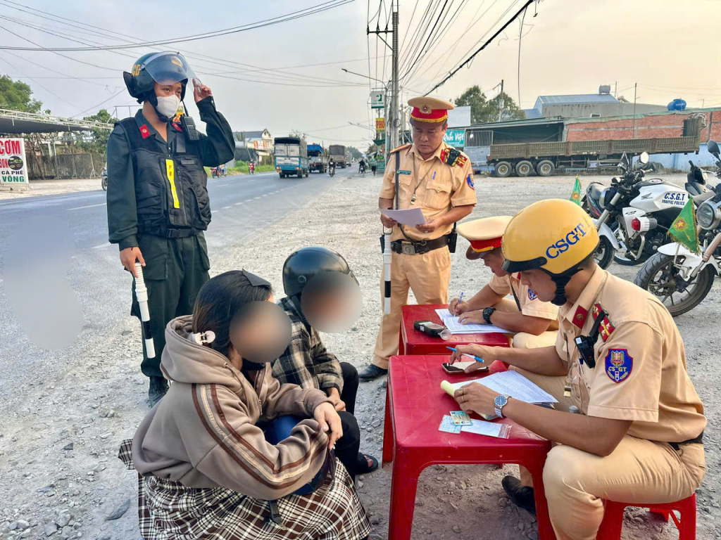 Lực lượng chức năng xử lý các trường hợp vi phạm giao thông trên Quốc lộ N2