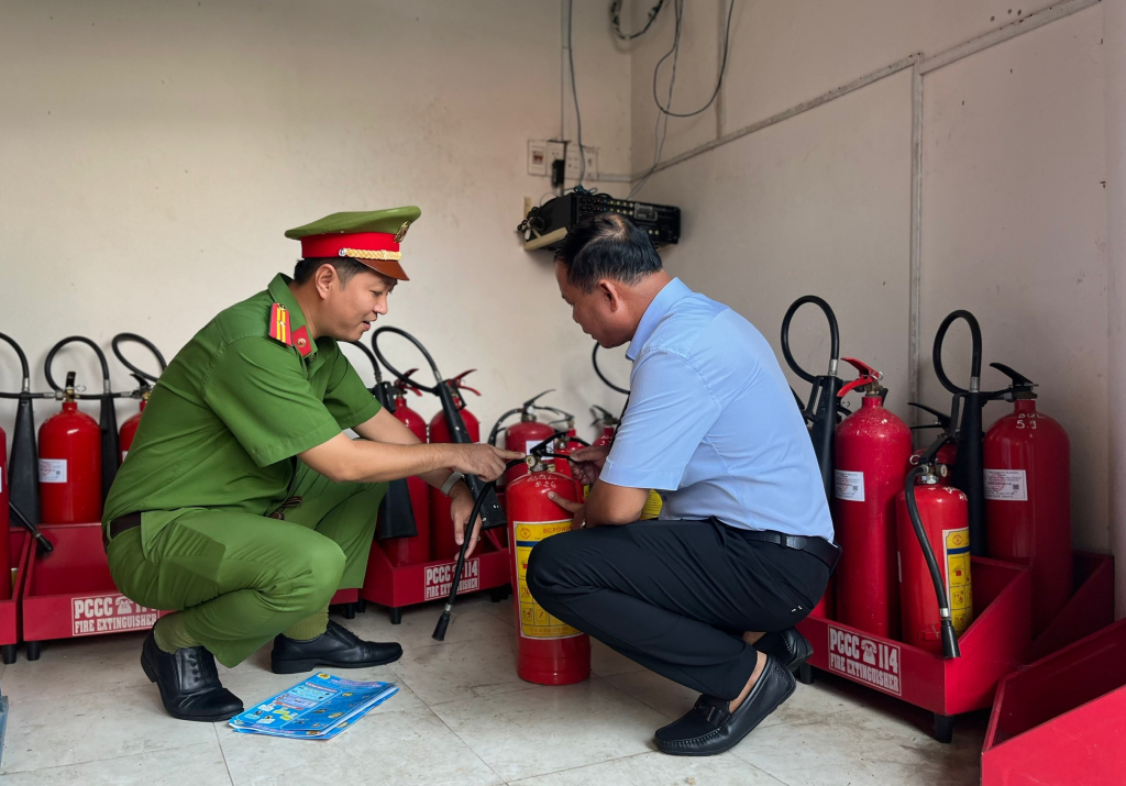 Lực lượng chức năng kiểm tra và hướng dẫn sử dụng bình chữa cháy đúng cách tại chợ Gò Dầu