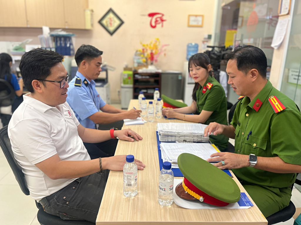 Lực lượng chức năng kiểm tra công tác phòng cháy chữa cháy tại siêu thị