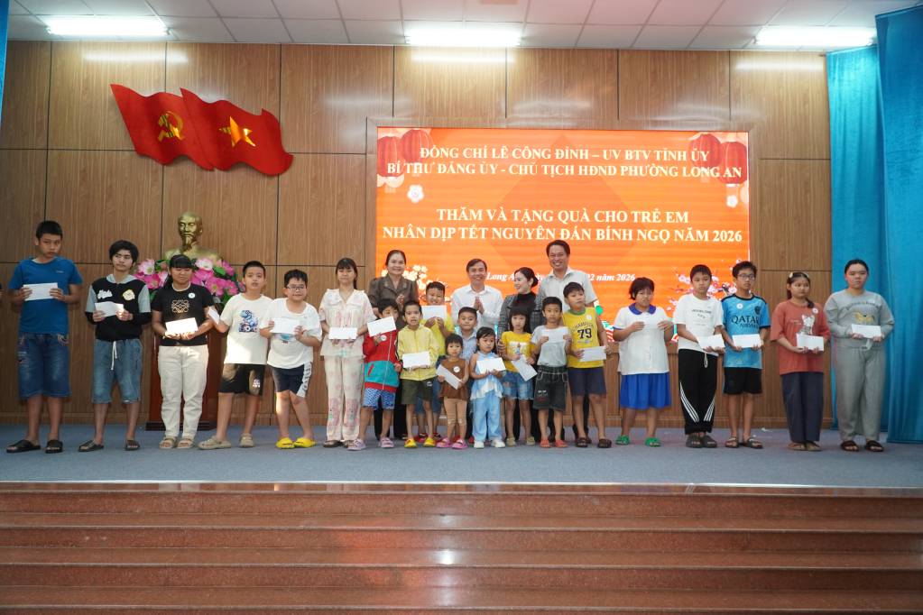 Ủy viên Ban thường vụ Tỉnh ủy, Bí thư Đảng uỷ phường Long An Lê Công Đỉnh cùng lãnh đạo Phường  trao quà Tết cho trẻ em có hoàn cảnh khó khăn ở địa phương