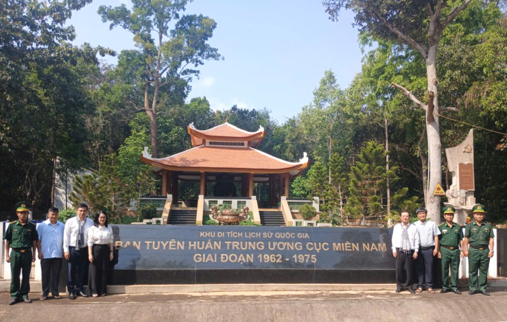 Đoàn công tác của Ban Tuyên giáo và Dân vận Trung ương chụp hình lưu niệm tại Khu di tích lịch sử quốc gia Ban Tuyên huấn Trung ương Cục miền Nam giai đoạn 1962-1975