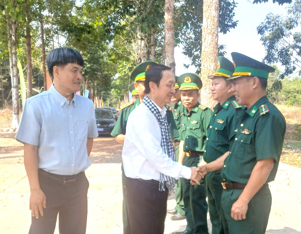Đoàn công tác của Ban Tuyên giáo và Dân vận Trung ương thăm Đồn Biên phòng Tân Phú