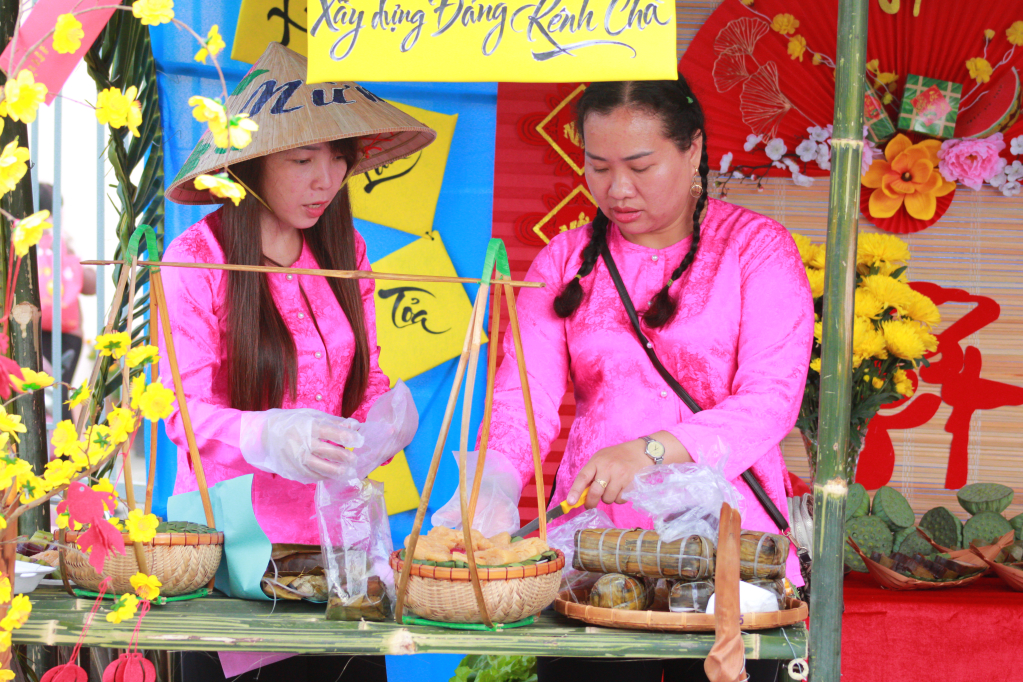 Nhiều loại bánh dân gian được giới thiệu tại Hội Xuân 