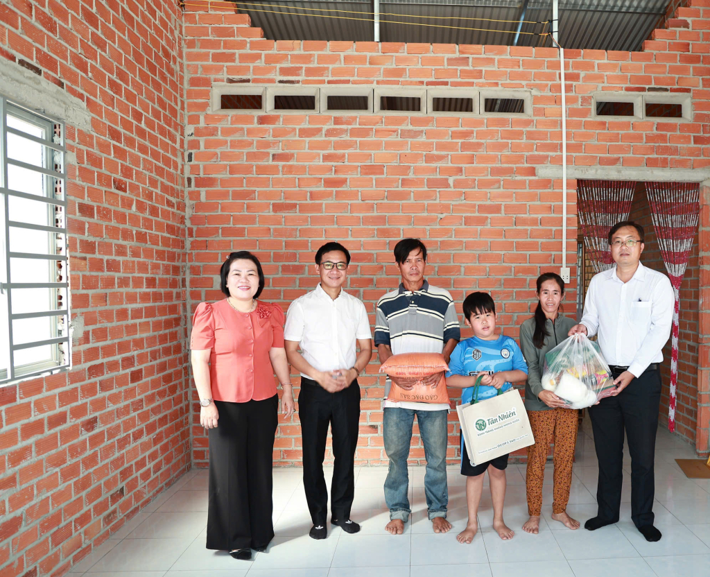 Chính quyền địa phương và mạnh thường quân trao quà cho gia đình bà Nguyễn Thị Kim Thoa