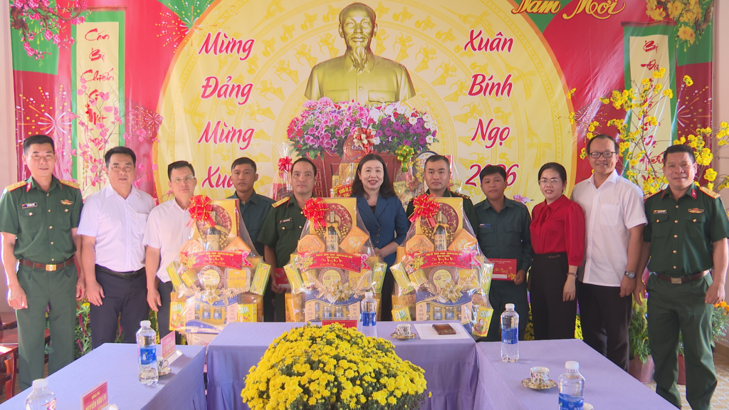 Tỉnh ủy viên, Phó Trưởng Đoàn ĐBQH tỉnh Lê Thị Song An tặng quà Ban Chỉ huy Quân sự xã Tân Hòa