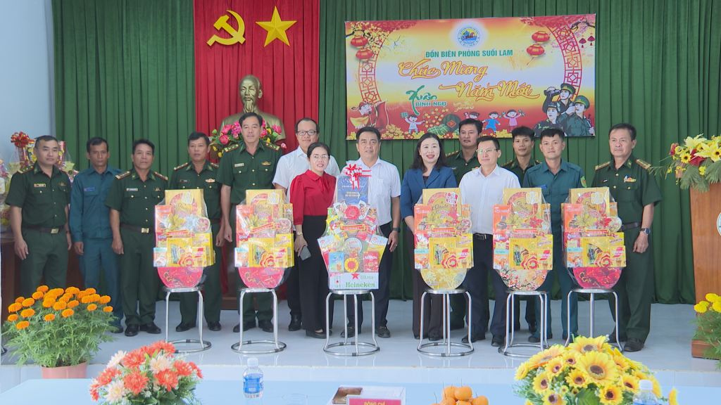 Tỉnh ủy viên, Phó Trưởng Đoàn ĐBQH tỉnh Lê Thị Song An tặng quà Đồn Biên phòng Suối Lam