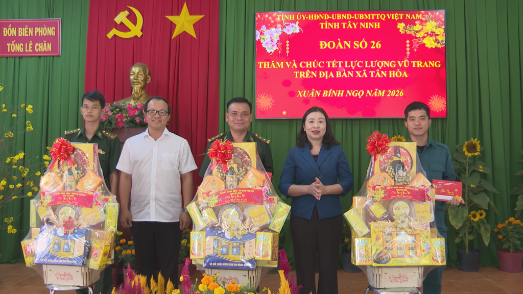 Tỉnh ủy viên, Phó Trưởng Đoàn ĐBQH tỉnh Lê Thị Song An tặng quà Đồn Biên phòng Tống Lê Chân