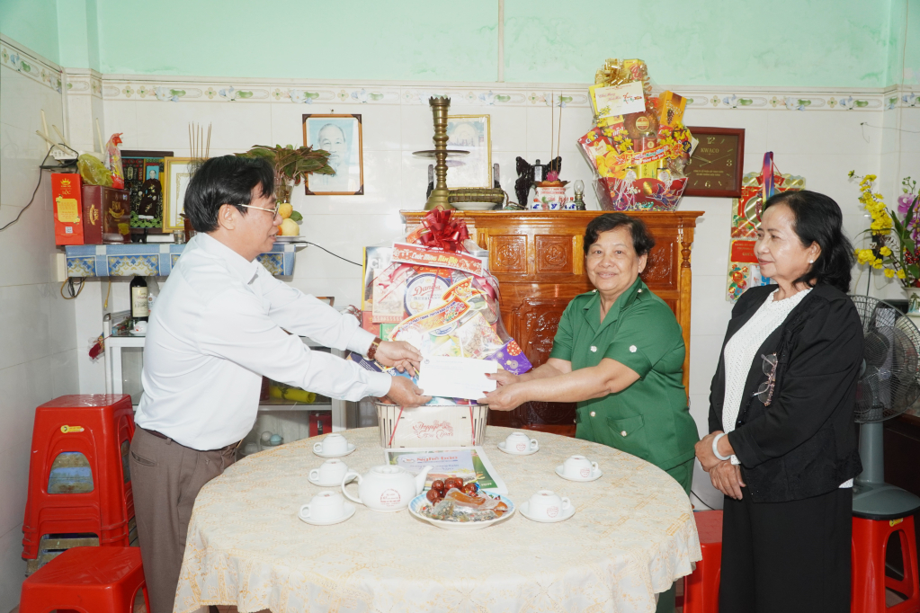 Phó Chủ tịch thường trực Hội Nhà báo tỉnh Nguyễn Thế Lực thăm, tặng quà gia đình nhà báo liệt sĩ Đỗ Văn Chiến