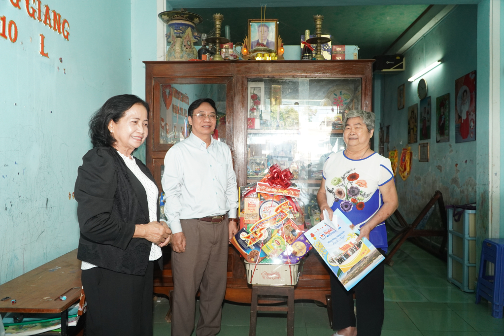 Phó Chủ tịch thường trực Hội Nhà báo tỉnh Nguyễn Thế Lực thăm gia đình nhà báo liệt sĩ Nguyễn Minh Hữu