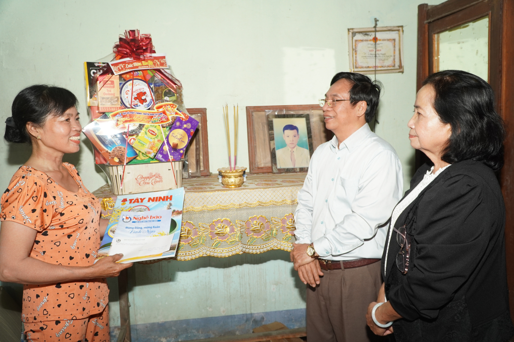 Phó Chủ tịch thường trực Hội Nhà báo tỉnh Nguyễn Thế Lực thăm gia đình nhà báo liệt sĩ Huỳnh Văn Đúng