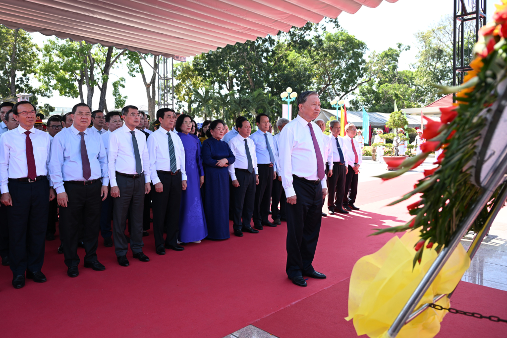 Tổng Bí thư Tô Lâm cùng các đại biểu dâng hương tại Nghĩa trang liệt sĩ Trà Võ