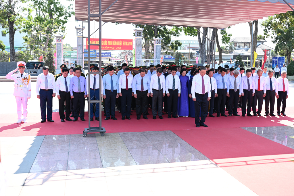 Tổng Bí thư Tô Lâm cùng các đại biểu dành 1 phút mặc niệm tưởng nhớ công ơn các anh hùng liệt sỹ