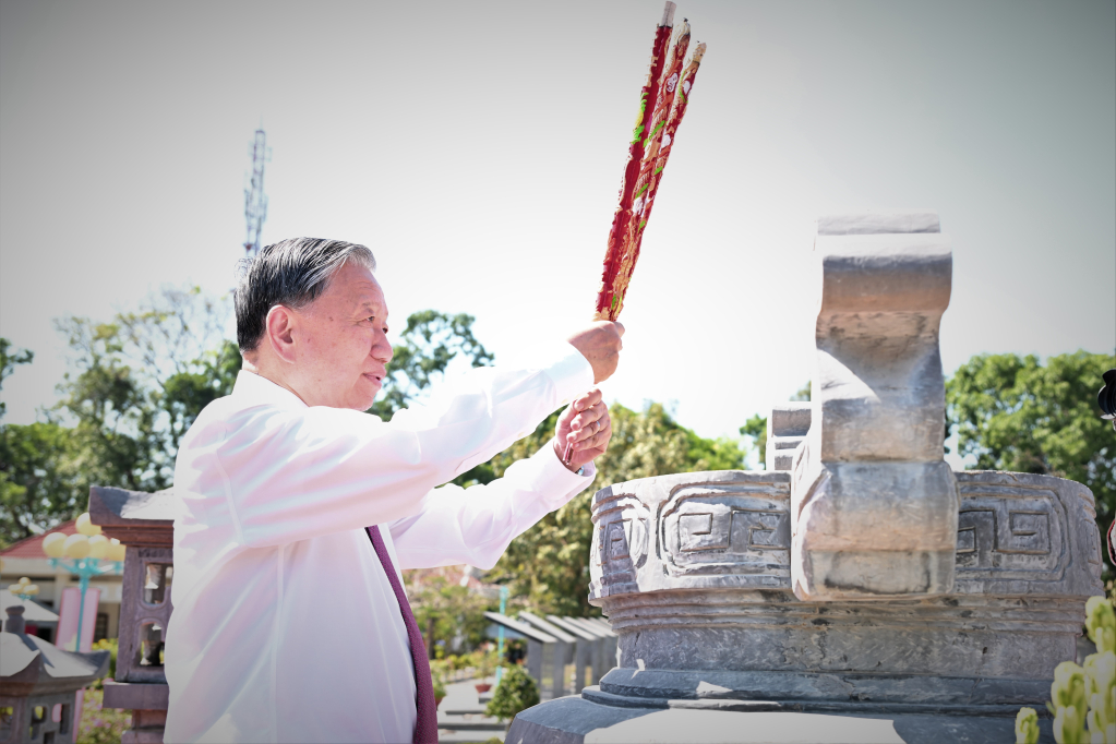 Tổng Bí thư Tô Lâm dâng hương tại đài tưởng niệm Nghĩa trang liệt sỹ Trà Võ