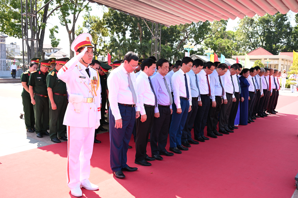 Lãnh đạo tỉnh Tây Ninh cùng các đại biểu dành 1 phút tưởng niệm các anh hùng liệt sỹ