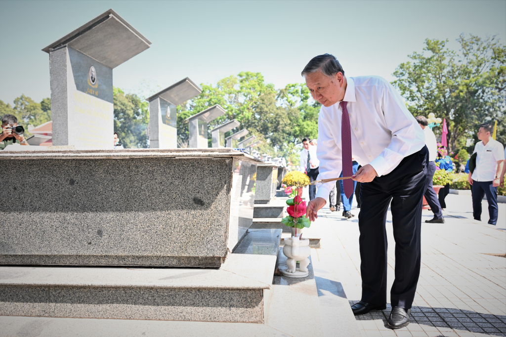 Tổng Bí thư Tô Lâm thắp hương mộ phần các anh hùng liệt sỹ