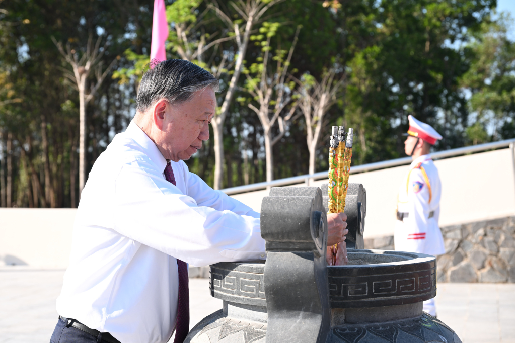 Tổng Bí thư Tô Lâm dâng hương tại Khu di tích