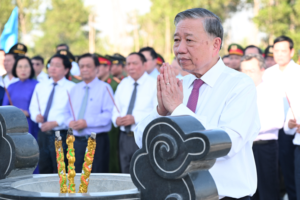 Tổng Bí thư Tô Lâm dâng hương tại Khu di tích