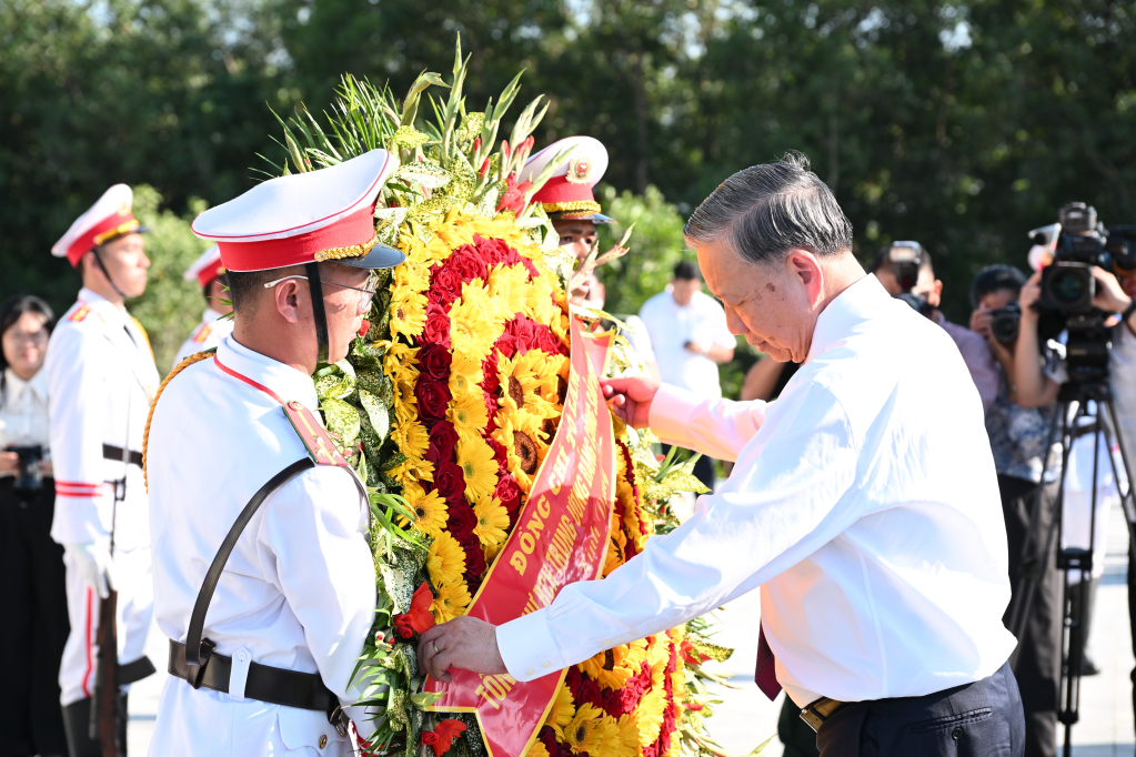 Tổng Bí thư Tô Lâm dâng hoa tưởng niệm các anh hùng liệt sỹ