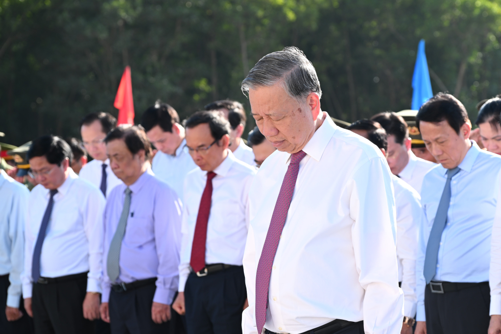 Tổng Bí thư Tô Lâm cùng các đại biểu dành 1 phút mặt niệm tưởng nhớ công ơn các anh hùng liệt sỹ
