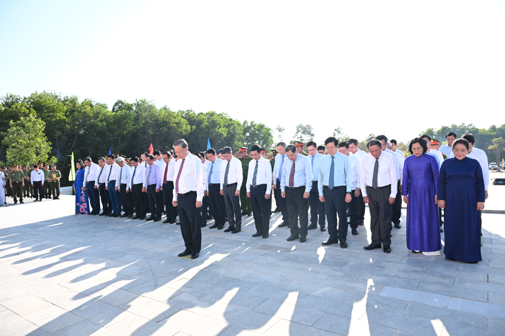 Tổng Bí thư Tô Lâm cùng các đại biểu dành 1 phút mặt niệm tưởng nhớ công ơn các anh hùng liệt sỹ