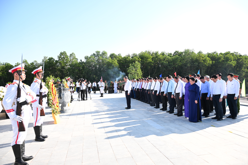 Tổng Bí thư Tô Lâm cùng các đại biểu dành 1 phút mặt niệm tưởng nhớ công ơn các anh hùng liệt sỹ