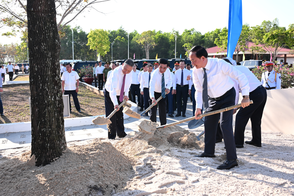 Tổng Bí thư Tô Lâm cùng các đại biểu trồng cây lưu niệm tại Khu di tích