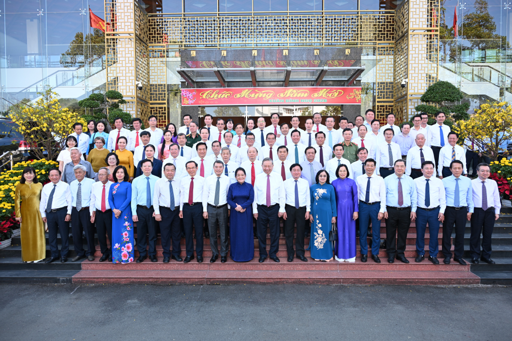 Tổng Bí thư Tô Lâm cùng đoàn công tác chụp hình lưu niệm cùng tỉnh Tây Ninh