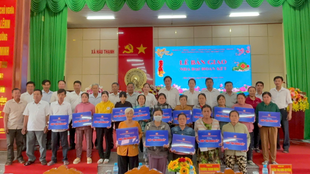 Đại diện các hộ gia đình nhận bảng tượng trưng bàn giao nhà 