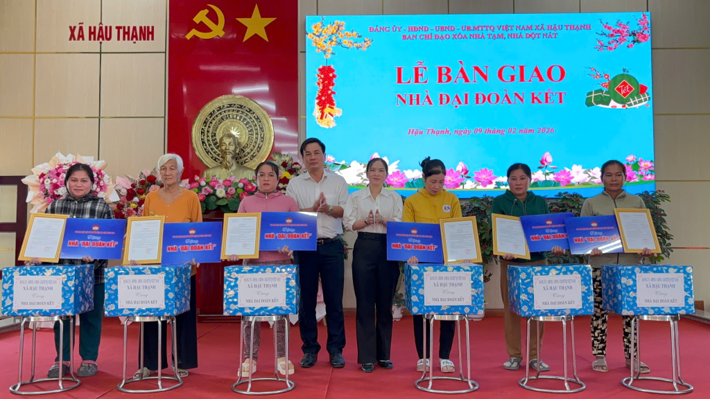 Những phần quà ý nghĩa được trao đến các hộ gia đình khó khăn