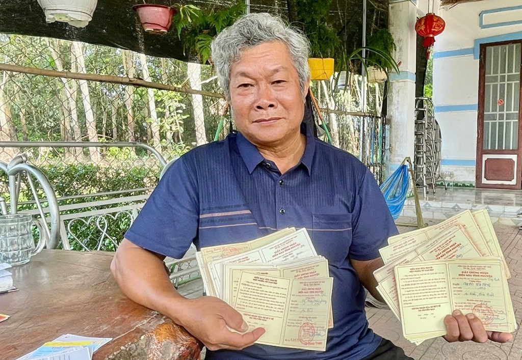 Ông Nguyễn Hoà Phong tự hào khoe 83 giấy chứng nhận hiến máu tình nguyện