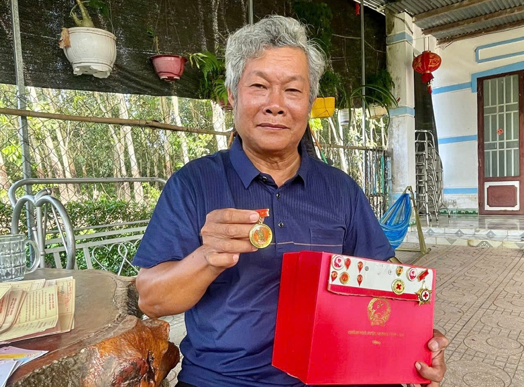 Ông Nguyễn Hoà Phong vinh dự nhận Huy hiệu Bác Hồ do Thủ tướng Chính phủ tặng