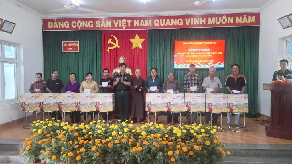 Trao quà Tết cho người dân biên giới