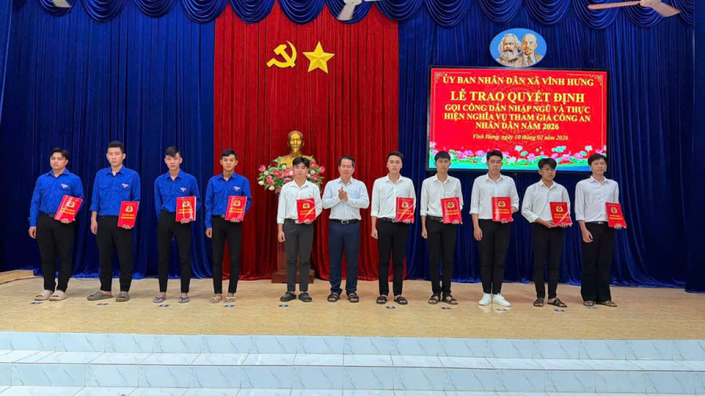 Trao lệnh gọi nhập ngũ cho các công dân