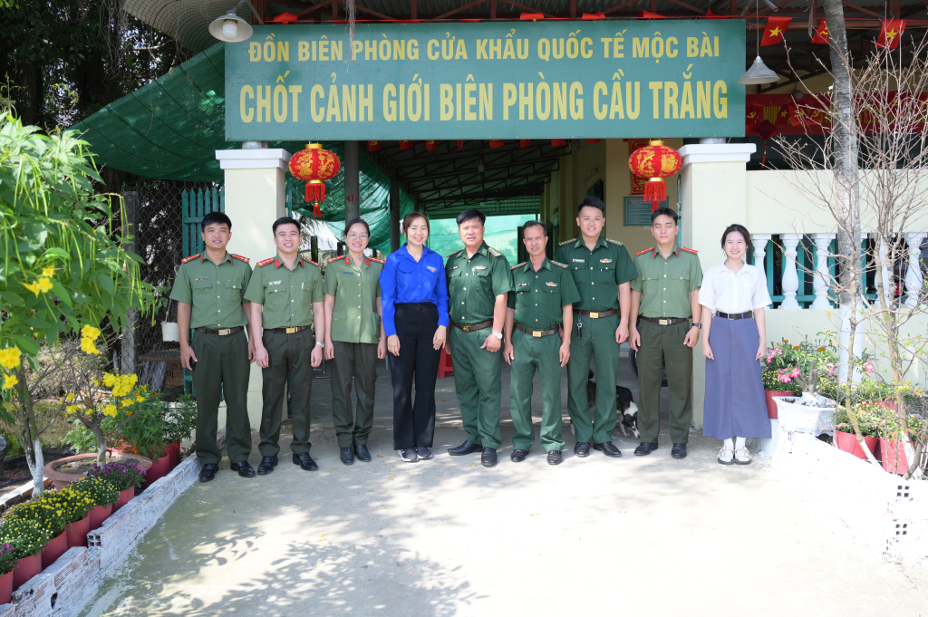 doan,tn,cau,trang,13503210.jpg