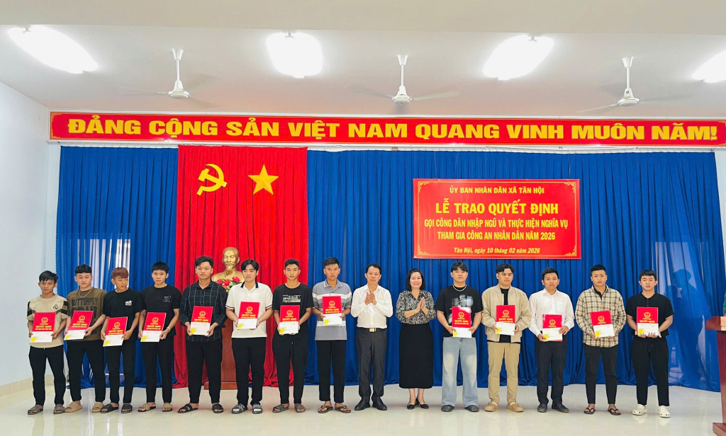 Trao quyết định gọi công dân nhập ngũ thực hiện nghĩa vũ quân sự năm 2026