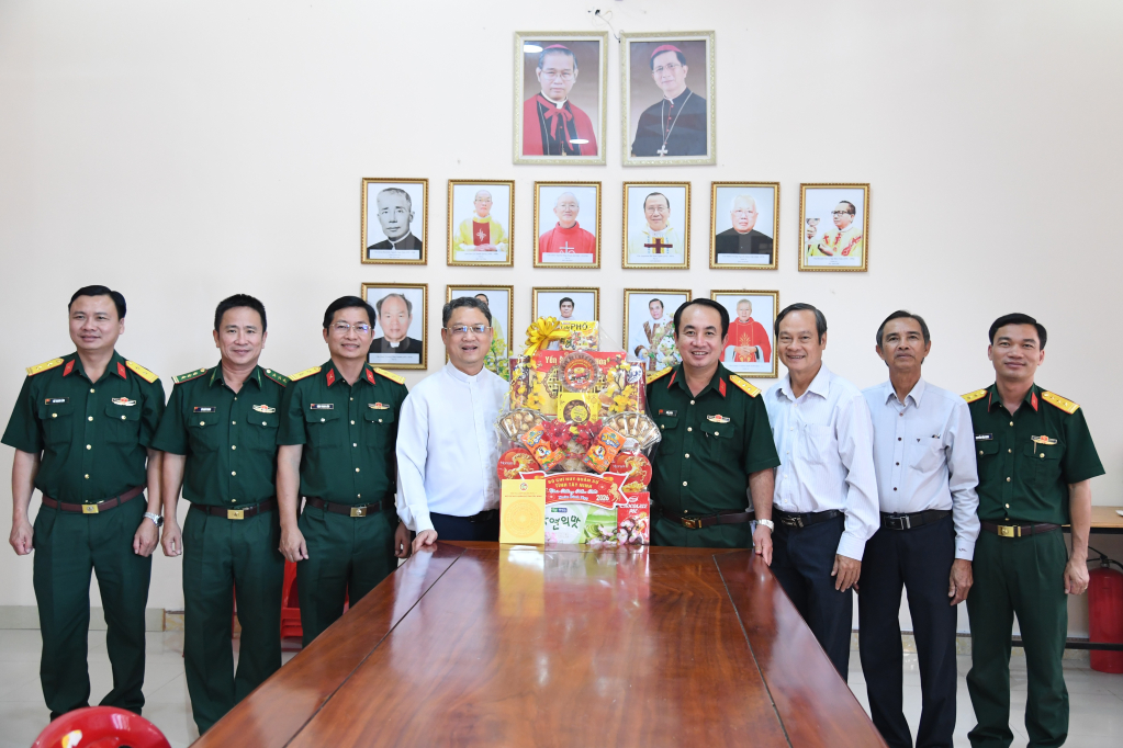 BK8-Bộ Chỉ huy Qu&acirc;n sự tỉnh T&acirc;y Ninh thăm, ch&uacute;c tết Gi&aacute;o xứ Phong Cốc