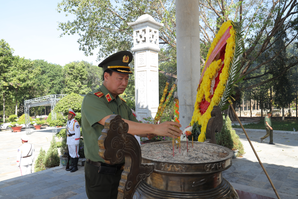 Thượng tướng Lê Tấn Tới - Uỷ viên Trung ương Đảng, Uỷ viên Ban Thường vụ Quốc hội, Chủ nhiệm Uỷ ban Quốc phòng, An ninh và Đối ngoại dâng hương tưởng niệm, tri ân các Anh hùng - Liệt sĩ