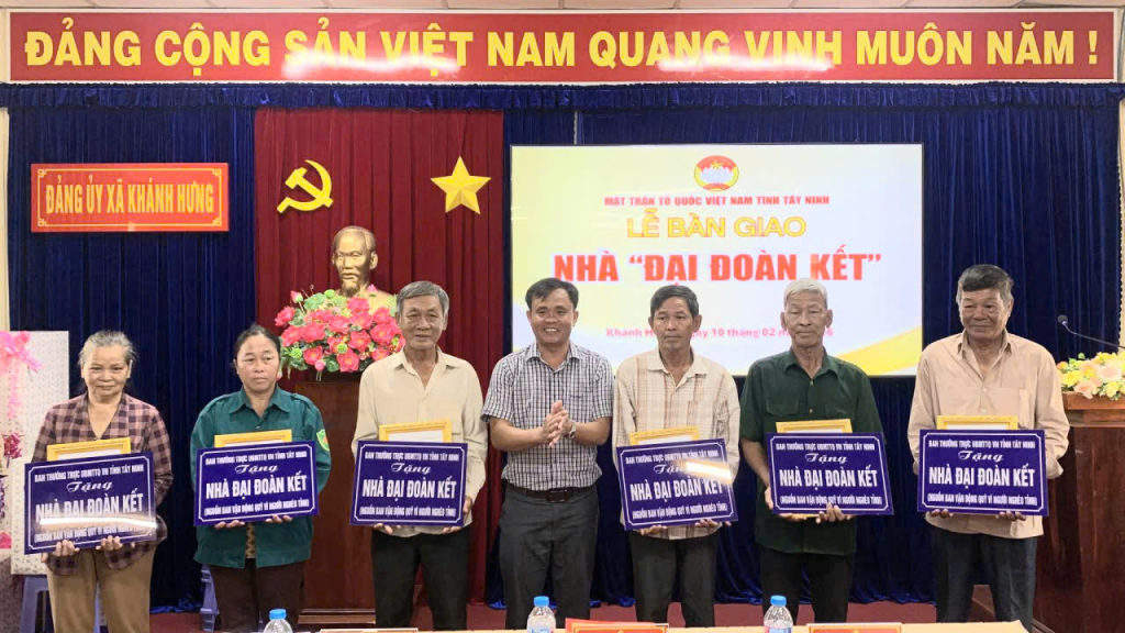 Trao nhà cho các hộ gia đình khó khăn về nhà ở