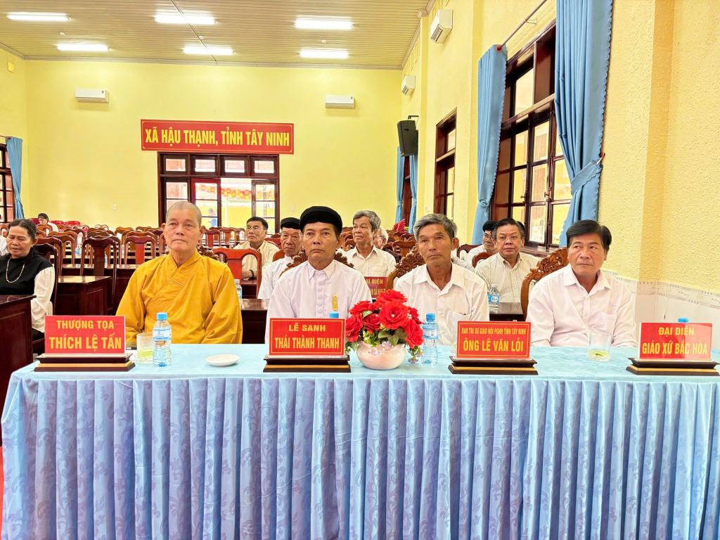 Đại biểu tham dự buổi họp mặt 