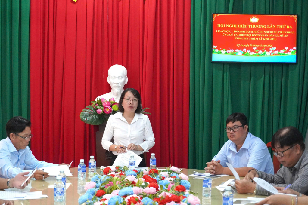 Chủ tịch Ủy ban MTTQ Việt Nam xã Bùi Thị Trúc Linh báo cáo kết quả lấy ý kiến nhận xét và tín nhiệm của cử tri nơi cư trú 