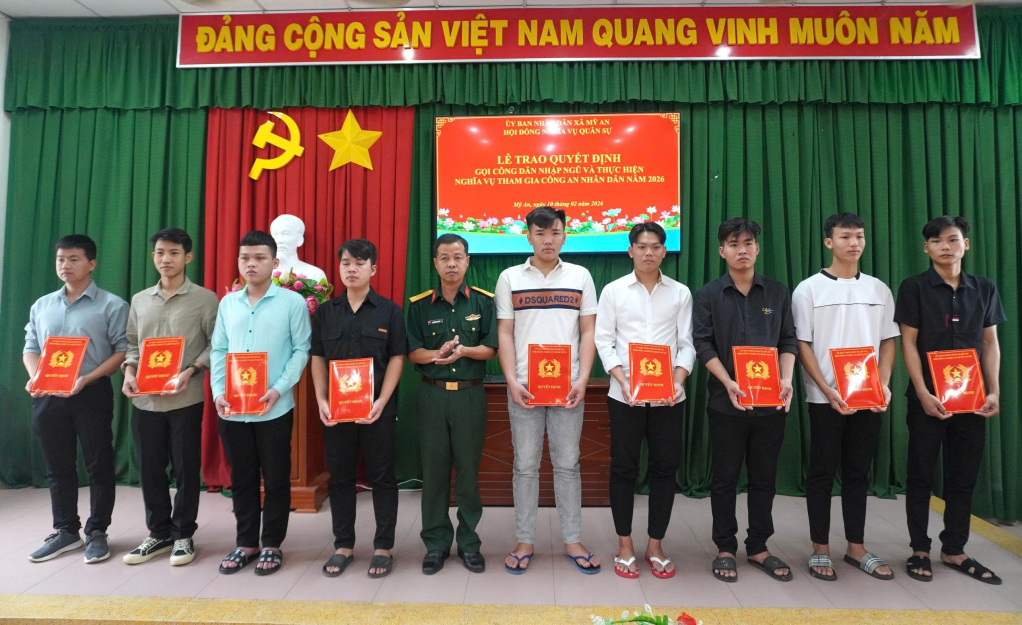 Trao lệnh gọi nhập ngũ năm 2026 cho các công dân xã Mỹ An