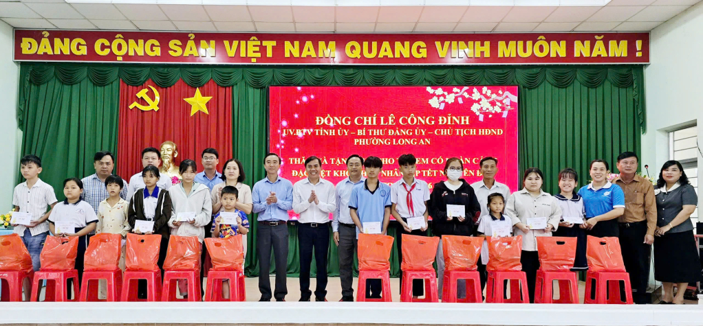 Bí thư Đảng ủy Phường Long An Lê Công Đỉnh trao tặng 50 phần quà cho trẻ em có hoàn cảnh đặc biệt khó khăn xã Tuyên Thạnh
