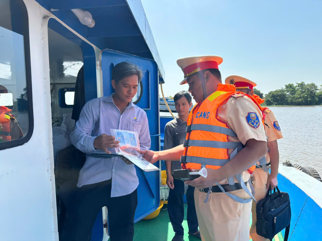 Lực lượng chức năng kiểm tra giấy tờ của các phương tiện vận chuyển hàng hóa trên tuyến sông