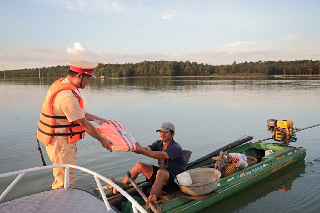 Lực lượng chức năng tặng áo phao cho người dân