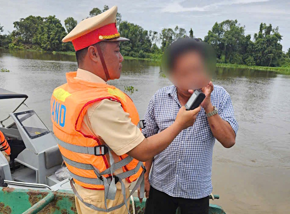 Kiểm tra nồng độ cồn người điều khiển phương tiện thuỷ