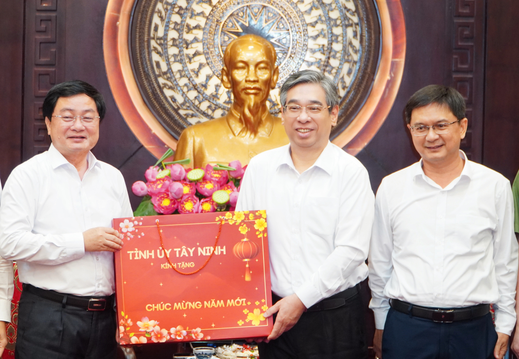 Lãnh đạo tỉnh Tây Ninh tặng quà tết Đảng bộ, chính quyền và Nhân dân Thành phố Hồ Chí Minh